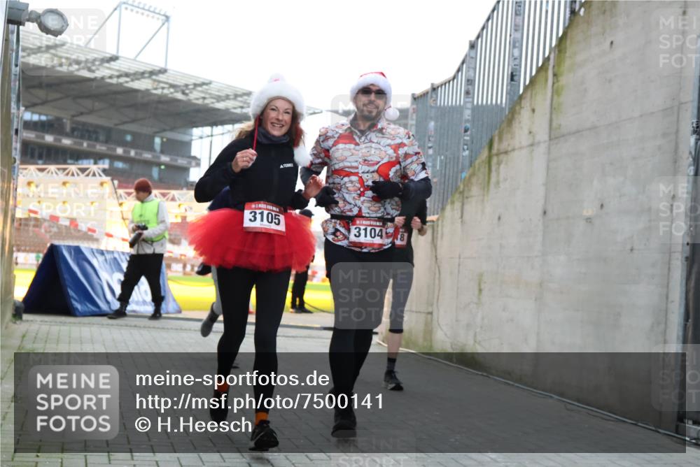 08.12.2024 - St. Pauli X-Mass-Run No. 14 H.Heesch http://msf.ph/oto/7500141 08.12.2024 10:03:04 Ziel 187, 604, 609, 1275, 2211, 2334, 2371, 2898, 3104, 3105, 345, 349, 1018, 2426, 3104, 3105 meine-sportfotos.de