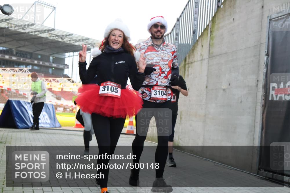08.12.2024 - St. Pauli X-Mass-Run No. 14 H.Heesch http://msf.ph/oto/7500148 08.12.2024 10:03:04 Ziel 187, 604, 609, 1275, 2211, 2334, 2371, 2898, 3104, 3105, 345, 349, 1018, 2426, 3104, 3105 meine-sportfotos.de