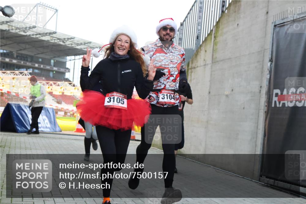 08.12.2024 - St. Pauli X-Mass-Run No. 14 H.Heesch http://msf.ph/oto/7500157 08.12.2024 10:03:04 Ziel 187, 604, 609, 1275, 2211, 2334, 2371, 2898, 3104, 3105, 345, 349, 1018, 2426, 3104, 3105 meine-sportfotos.de