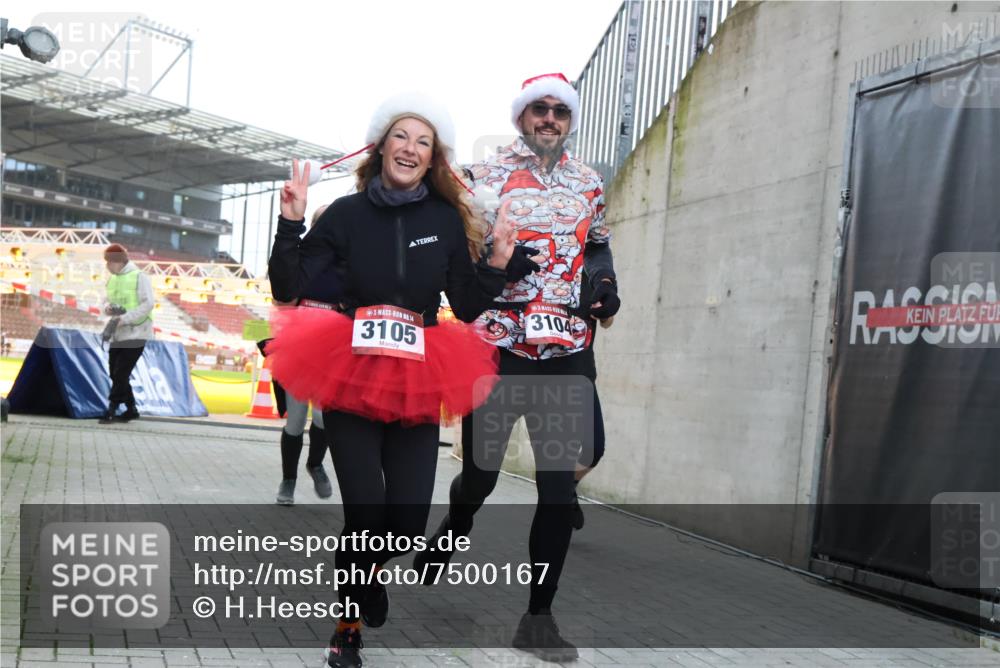 08.12.2024 - St. Pauli X-Mass-Run No. 14 H.Heesch http://msf.ph/oto/7500167 08.12.2024 10:03:04 Ziel 187, 604, 609, 1275, 2211, 2334, 2371, 2898, 3104, 3105, 345, 349, 1018, 2426, 3104, 3105 meine-sportfotos.de