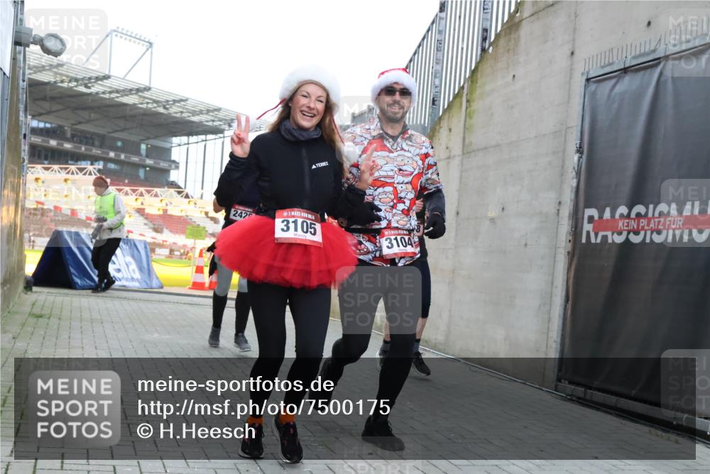 08.12.2024 - St. Pauli X-Mass-Run No. 14 H.Heesch http://msf.ph/oto/7500175 08.12.2024 10:03:04 Ziel 187, 604, 609, 1275, 2211, 2334, 2371, 2898, 3104, 3105, 345, 349, 1018, 2426, 3104, 3105 meine-sportfotos.de