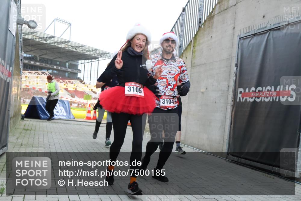 08.12.2024 - St. Pauli X-Mass-Run No. 14 H.Heesch http://msf.ph/oto/7500185 08.12.2024 10:03:04 Ziel 187, 604, 609, 1275, 2211, 2334, 2371, 2898, 3104, 3105, 345, 349, 1018, 2426, 3104, 3105 meine-sportfotos.de