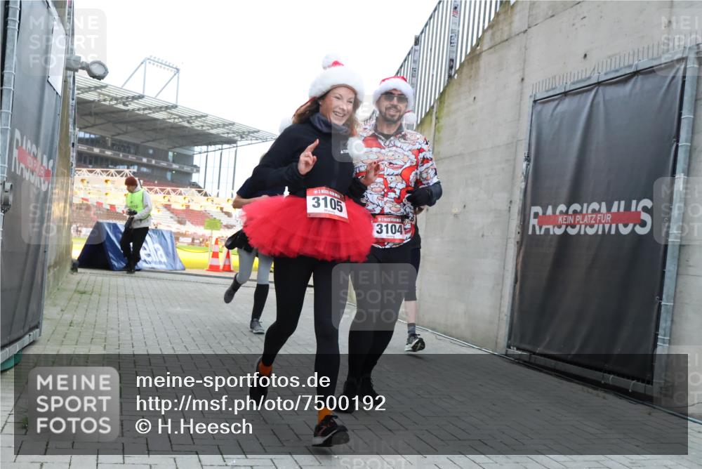 08.12.2024 - St. Pauli X-Mass-Run No. 14 H.Heesch http://msf.ph/oto/7500192 08.12.2024 10:03:04 Ziel 187, 604, 609, 1275, 2211, 2334, 2371, 2898, 3104, 3105, 345, 349, 1018, 2426, 3104, 3105 meine-sportfotos.de