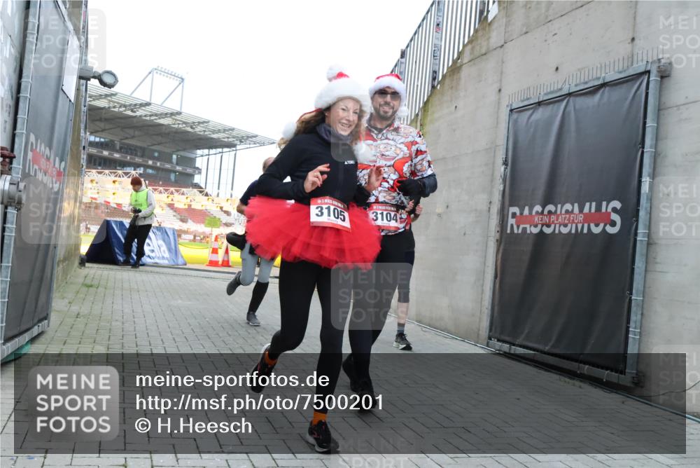 08.12.2024 - St. Pauli X-Mass-Run No. 14 H.Heesch http://msf.ph/oto/7500201 08.12.2024 10:03:04 Ziel 187, 604, 609, 1275, 2211, 2334, 2371, 2898, 3104, 3105, 345, 349, 1018, 2426, 3104, 3105 meine-sportfotos.de