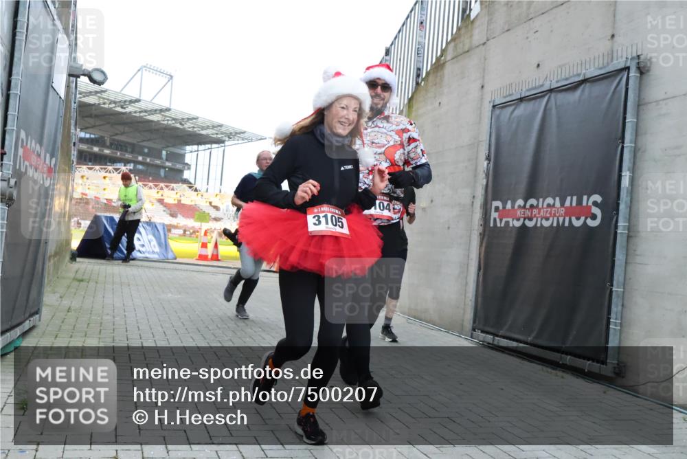 08.12.2024 - St. Pauli X-Mass-Run No. 14 H.Heesch http://msf.ph/oto/7500207 08.12.2024 10:03:05 Ziel 187, 604, 609, 1018, 1275, 2211, 2334, 2371, 2426, 2898, 3104, 3105, 345, 349, 1018, 2426, 3104, 3105 meine-sportfotos.de