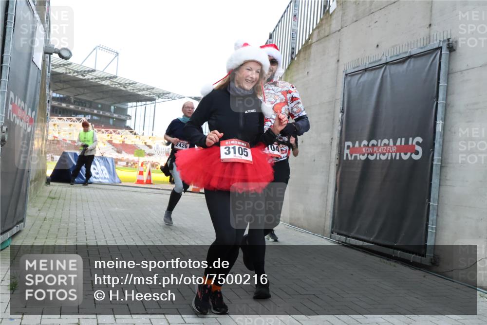 08.12.2024 - St. Pauli X-Mass-Run No. 14 H.Heesch http://msf.ph/oto/7500216 08.12.2024 10:03:05 Ziel 187, 604, 609, 1018, 1275, 2211, 2334, 2371, 2426, 2898, 3104, 3105, 345, 349, 1018, 2426, 3104, 3105 meine-sportfotos.de