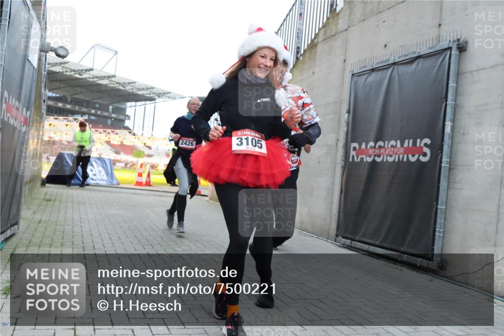08.12.2024 - St. Pauli X-Mass-Run No. 14 H.Heesch http://msf.ph/oto/7500221 08.12.2024 10:03:05 Ziel 187, 604, 609, 1018, 1275, 2211, 2334, 2371, 2426, 2898, 3104, 3105, 345, 349, 1018, 2426, 3104, 3105 meine-sportfotos.de