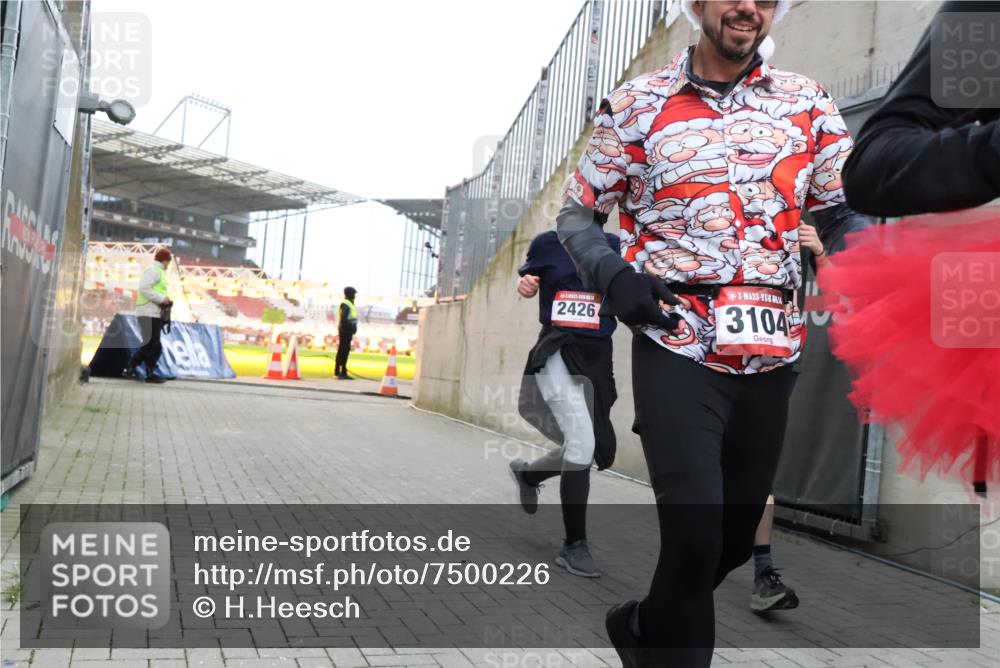 08.12.2024 - St. Pauli X-Mass-Run No. 14 H.Heesch http://msf.ph/oto/7500226 08.12.2024 10:03:06 Ziel 187, 604, 609, 1018, 1275, 2211, 2334, 2371, 2426, 2898, 3104, 3105, 345, 349, 1018, 2426, 3104, 3105 meine-sportfotos.de