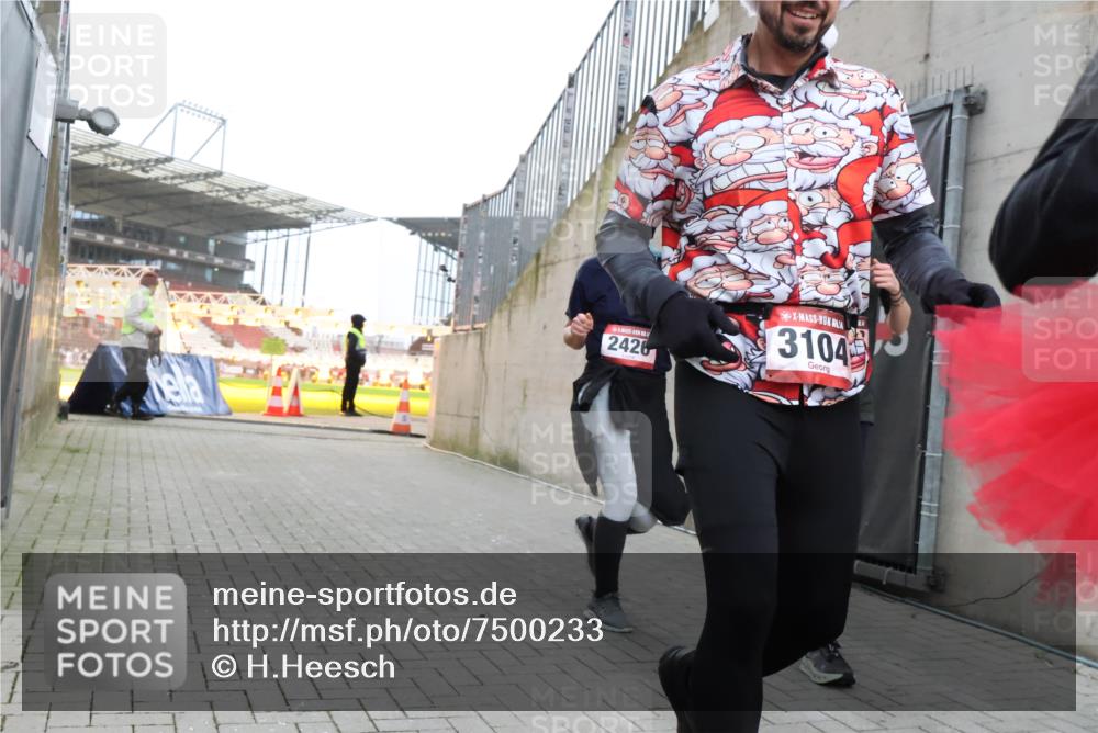 08.12.2024 - St. Pauli X-Mass-Run No. 14 H.Heesch http://msf.ph/oto/7500233 08.12.2024 10:03:06 Ziel 187, 604, 609, 1018, 1275, 2211, 2334, 2371, 2426, 2898, 3104, 3105, 345, 349, 1018, 2426, 3104, 3105 meine-sportfotos.de
