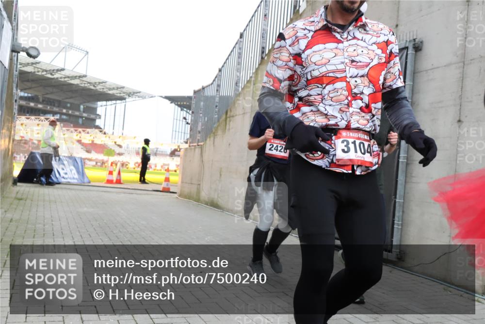 08.12.2024 - St. Pauli X-Mass-Run No. 14 H.Heesch http://msf.ph/oto/7500240 08.12.2024 10:03:06 Ziel 187, 604, 609, 1018, 1275, 2211, 2334, 2371, 2426, 2898, 3104, 3105, 345, 349, 1018, 2426, 3104, 3105 meine-sportfotos.de