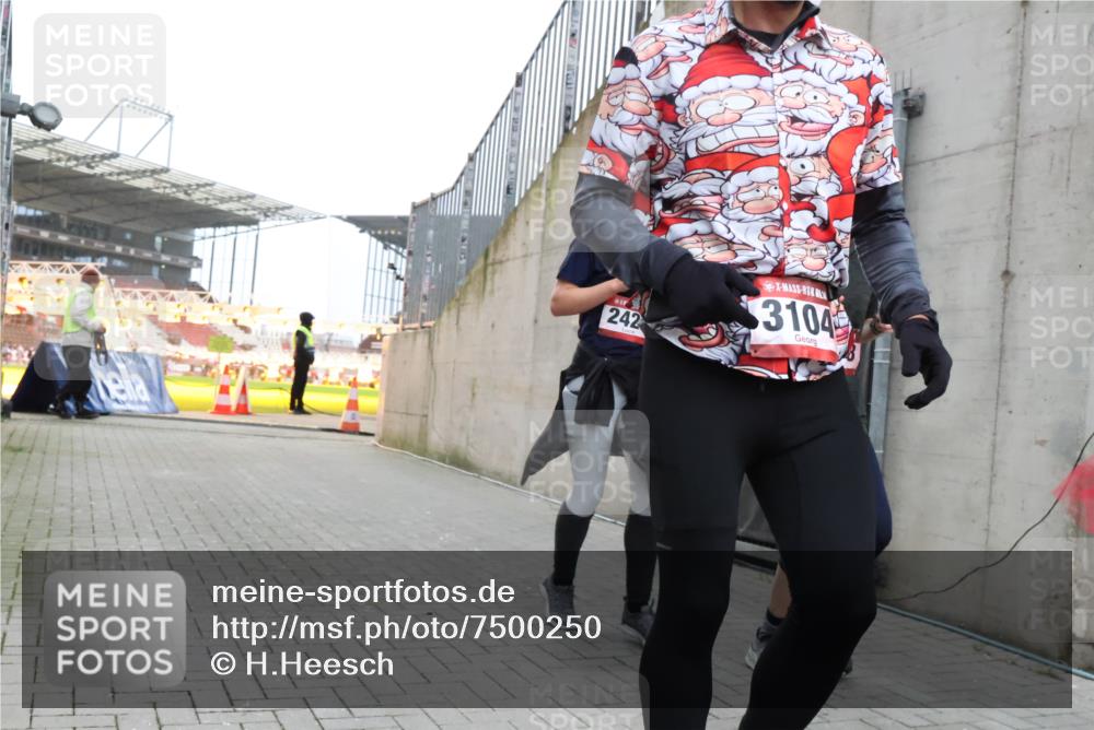 08.12.2024 - St. Pauli X-Mass-Run No. 14 H.Heesch http://msf.ph/oto/7500250 08.12.2024 10:03:06 Ziel 187, 604, 609, 1018, 1275, 2211, 2334, 2371, 2426, 2898, 3104, 3105, 345, 349, 1018, 2426, 3104, 3105 meine-sportfotos.de