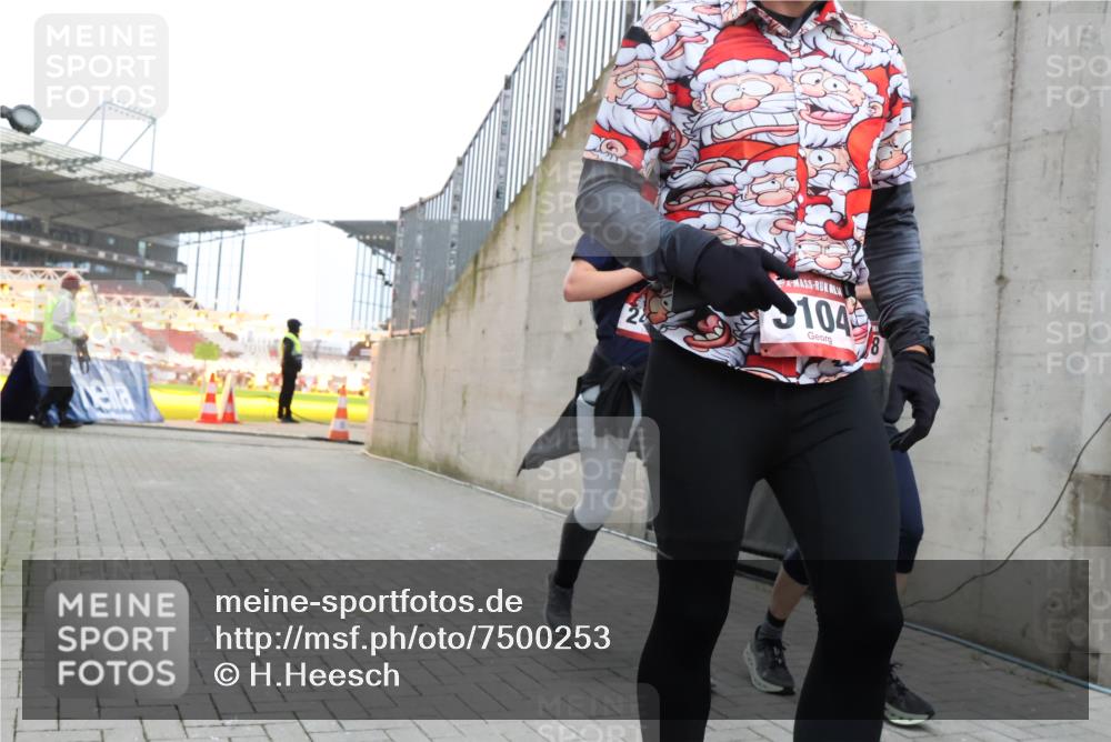 08.12.2024 - St. Pauli X-Mass-Run No. 14 H.Heesch http://msf.ph/oto/7500253 08.12.2024 10:03:06 Ziel 187, 604, 609, 1018, 1275, 2211, 2334, 2371, 2426, 2898, 3104, 3105, 345, 349, 1018, 2426, 3104, 3105 meine-sportfotos.de
