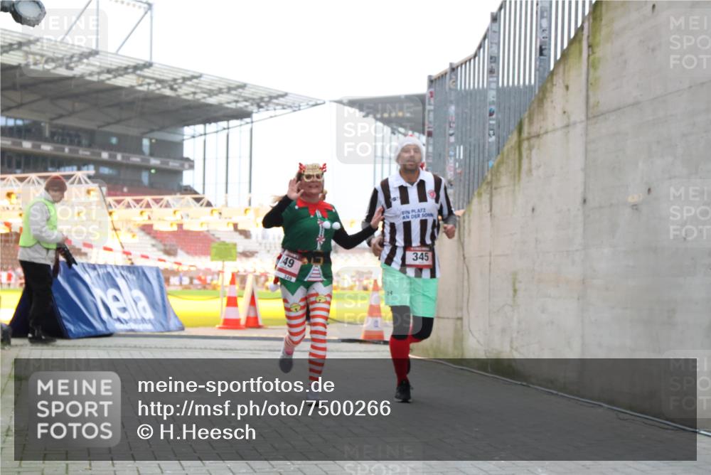 08.12.2024 - St. Pauli X-Mass-Run No. 14 H.Heesch http://msf.ph/oto/7500266 08.12.2024 10:03:10 Ziel 187, 1018, 1275, 2211, 2426, 2898, 3104, 3105, 345, 349, 613, 630 meine-sportfotos.de