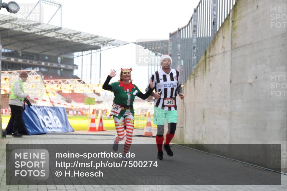 08.12.2024 - St. Pauli X-Mass-Run No. 14 H.Heesch http://msf.ph/oto/7500274 08.12.2024 10:03:10 Ziel 187, 1018, 1275, 2211, 2426, 2898, 3104, 3105, 345, 349, 613, 630 meine-sportfotos.de