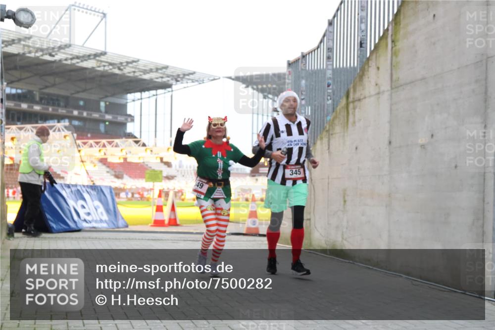 08.12.2024 - St. Pauli X-Mass-Run No. 14 H.Heesch http://msf.ph/oto/7500282 08.12.2024 10:03:10 Ziel 187, 1018, 1275, 2211, 2426, 2898, 3104, 3105, 345, 349, 613, 630 meine-sportfotos.de