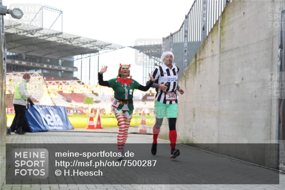 08.12.2024 - St. Pauli X-Mass-Run No. 14 H.Heesch http://msf.ph/oto/7500287 08.12.2024 10:03:10 Ziel 187, 1018, 1275, 2211, 2426, 2898, 3104, 3105, 345, 349, 613, 630 meine-sportfotos.de
