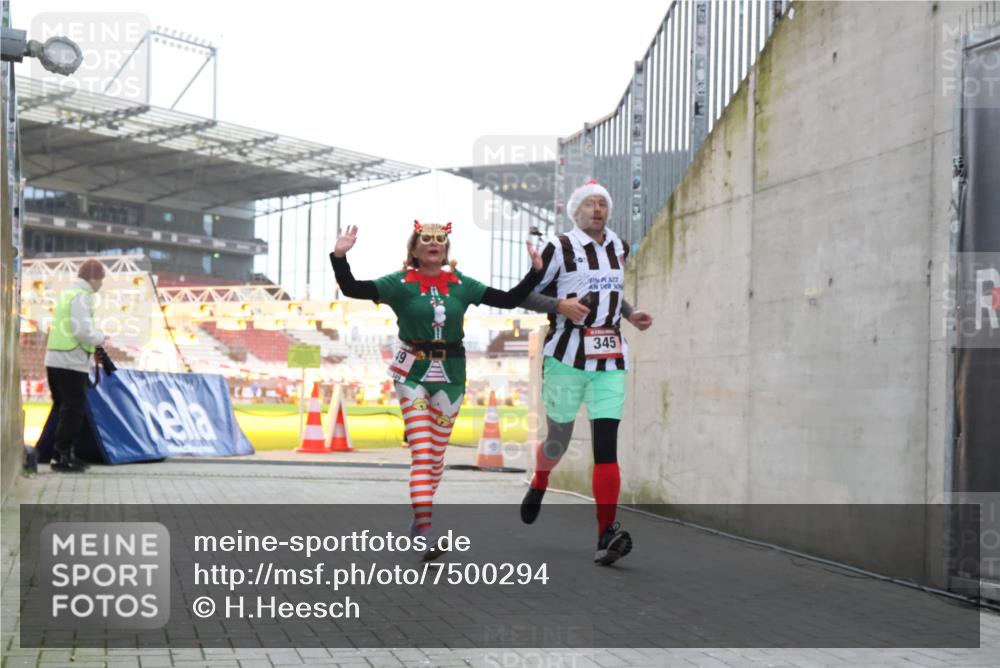 08.12.2024 - St. Pauli X-Mass-Run No. 14 H.Heesch http://msf.ph/oto/7500294 08.12.2024 10:03:10 Ziel 187, 1018, 1275, 2211, 2426, 2898, 3104, 3105, 345, 349, 613, 630 meine-sportfotos.de