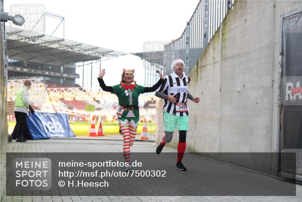 08.12.2024 - St. Pauli X-Mass-Run No. 14 H.Heesch http://msf.ph/oto/7500302 08.12.2024 10:03:10 Ziel 187, 1018, 1275, 2211, 2426, 2898, 3104, 3105, 345, 349, 613, 630 meine-sportfotos.de