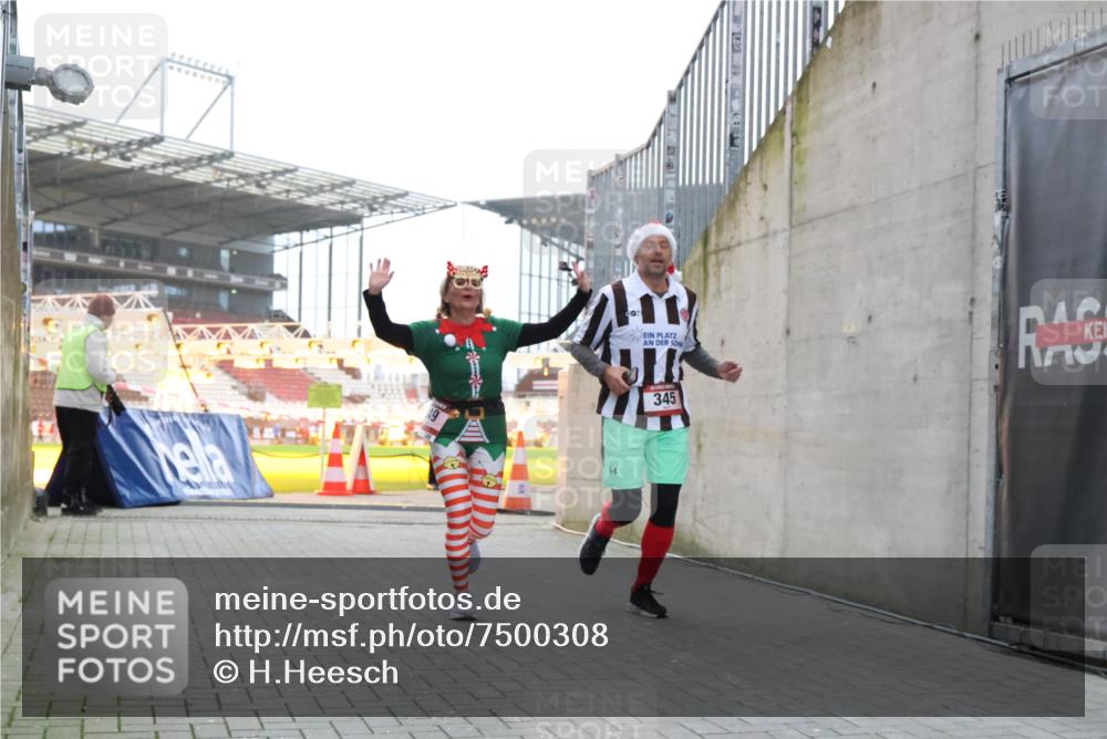 08.12.2024 - St. Pauli X-Mass-Run No. 14 H.Heesch http://msf.ph/oto/7500308 08.12.2024 10:03:10 Ziel 187, 1018, 1275, 2211, 2426, 2898, 3104, 3105, 345, 349, 613, 630 meine-sportfotos.de