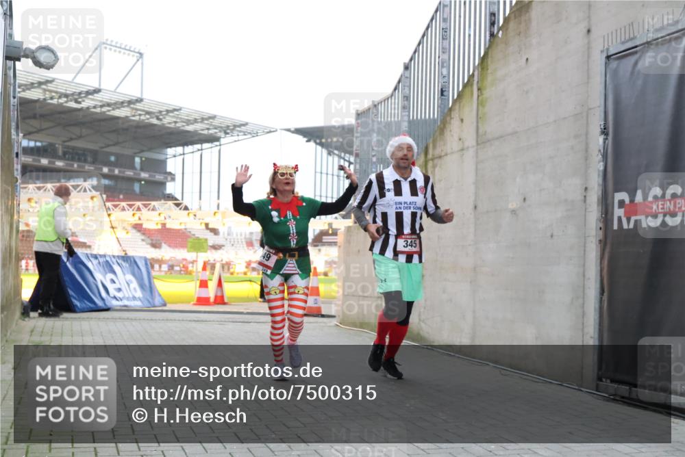 08.12.2024 - St. Pauli X-Mass-Run No. 14 H.Heesch http://msf.ph/oto/7500315 08.12.2024 10:03:10 Ziel 187, 1018, 1275, 2211, 2426, 2898, 3104, 3105, 345, 349, 613, 630 meine-sportfotos.de