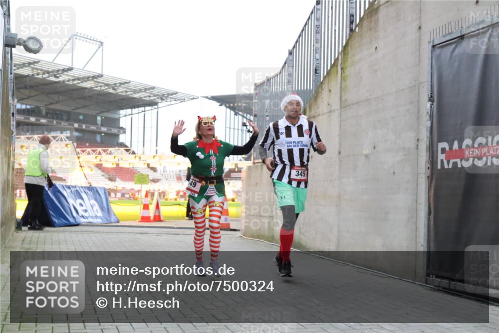 08.12.2024 - St. Pauli X-Mass-Run No. 14 H.Heesch http://msf.ph/oto/7500324 08.12.2024 10:03:10 Ziel 187, 1018, 1275, 2211, 2426, 2898, 3104, 3105, 345, 349, 613, 630 meine-sportfotos.de