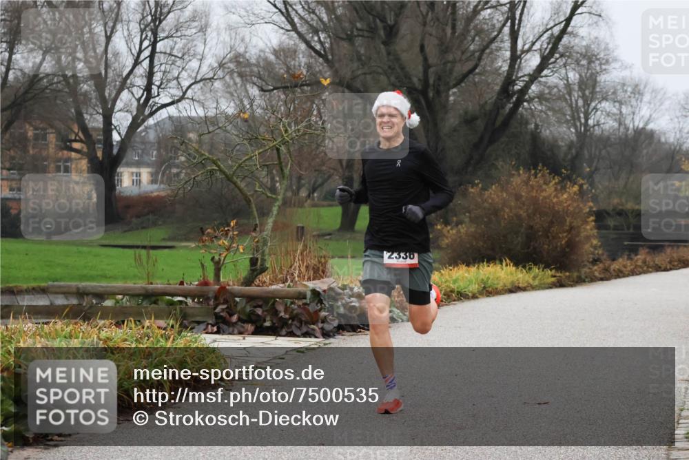 08.12.2024 - St. Pauli X-Mass-Run No. 14 Strokosch-Dieckow http://msf.ph/oto/7500535 08.12.2024 09:42:21 Laufen 20, 2336 meine-sportfotos.de