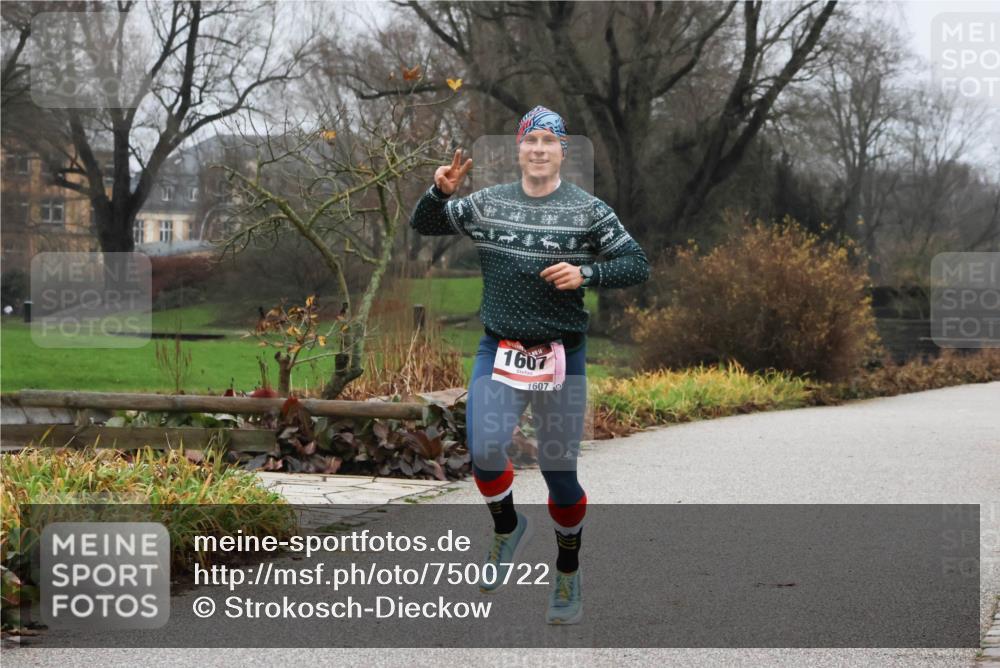 08.12.2024 - St. Pauli X-Mass-Run No. 14 Strokosch-Dieckow http://msf.ph/oto/7500722 08.12.2024 09:44:24 Laufen 1607, 1607 meine-sportfotos.de