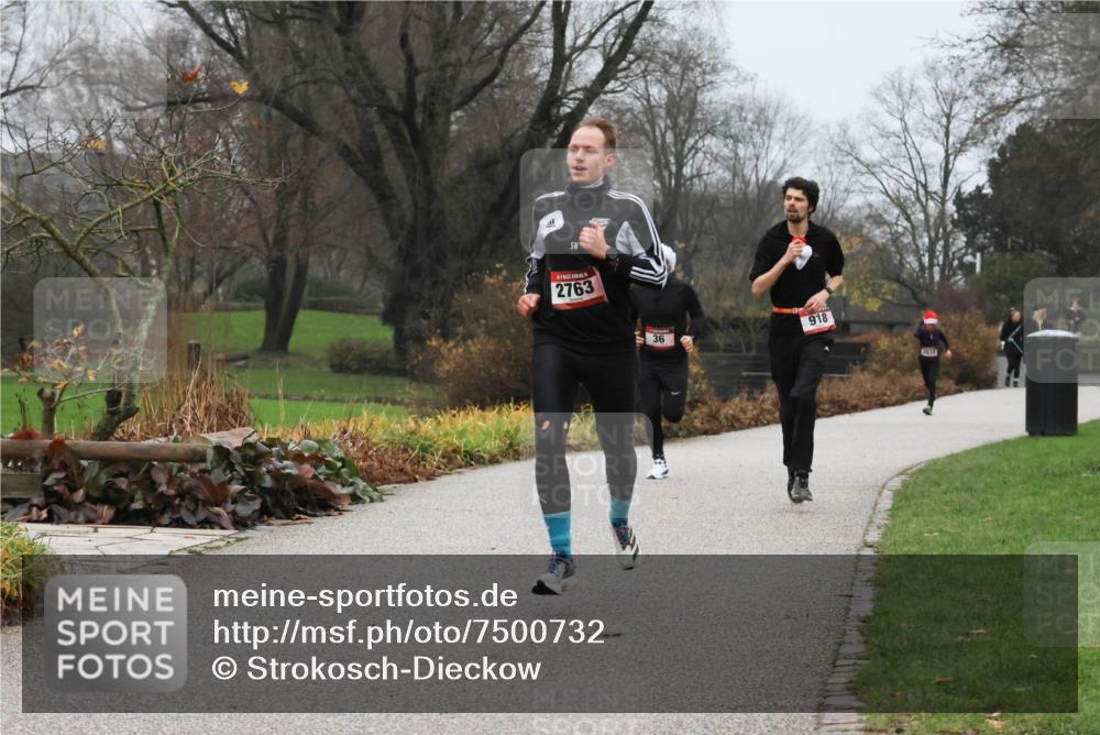 08.12.2024 - St. Pauli X-Mass-Run No. 14 Strokosch-Dieckow http://msf.ph/oto/7500732 08.12.2024 09:44:31 Laufen 2763, 36, 918, 2037 meine-sportfotos.de
