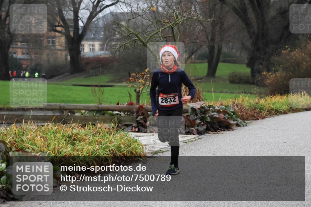 08.12.2024 - St. Pauli X-Mass-Run No. 14 Strokosch-Dieckow http://msf.ph/oto/7500789 08.12.2024 09:44:41 Laufen 14, 2832 meine-sportfotos.de