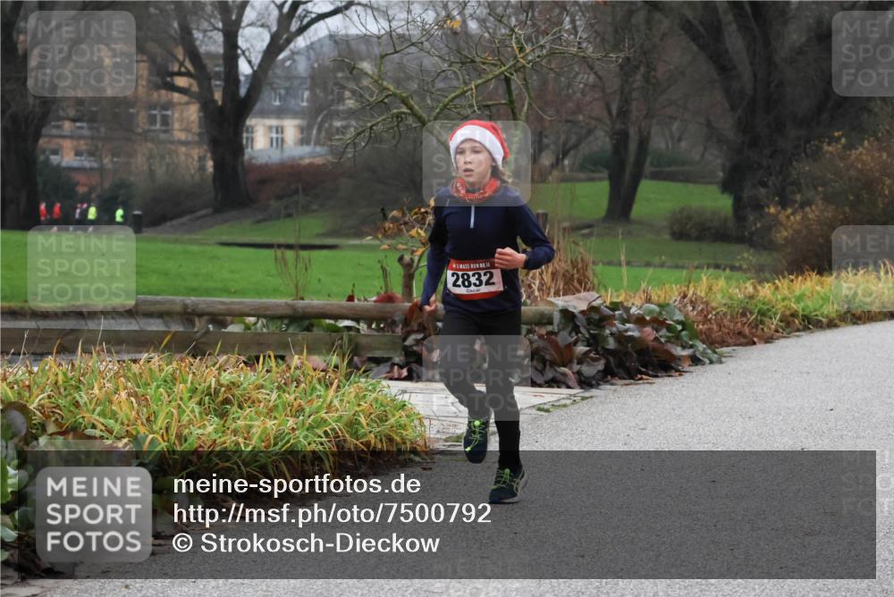 08.12.2024 - St. Pauli X-Mass-Run No. 14 Strokosch-Dieckow http://msf.ph/oto/7500792 08.12.2024 09:44:41 Laufen 14, 2832 meine-sportfotos.de