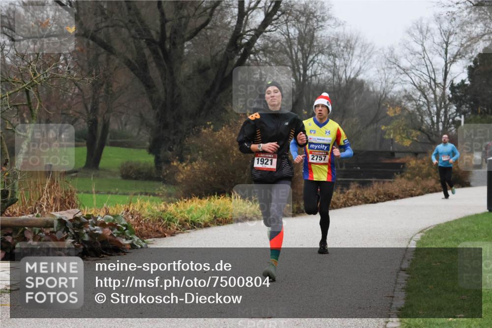 08.12.2024 - St. Pauli X-Mass-Run No. 14 Strokosch-Dieckow http://msf.ph/oto/7500804 08.12.2024 09:44:45 Laufen 1921, 2757, 2741 meine-sportfotos.de