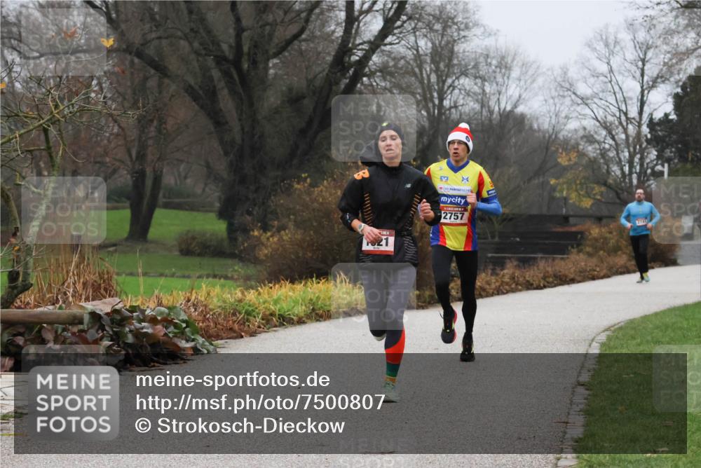 08.12.2024 - St. Pauli X-Mass-Run No. 14 Strokosch-Dieckow http://msf.ph/oto/7500807 08.12.2024 09:44:45 Laufen 2757, 2741 meine-sportfotos.de