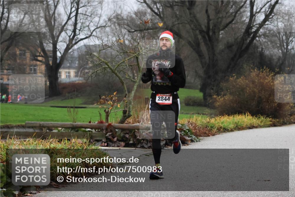 08.12.2024 - St. Pauli X-Mass-Run No. 14 Strokosch-Dieckow http://msf.ph/oto/7500983 08.12.2024 09:45:37 Laufen 14, 2844 meine-sportfotos.de
