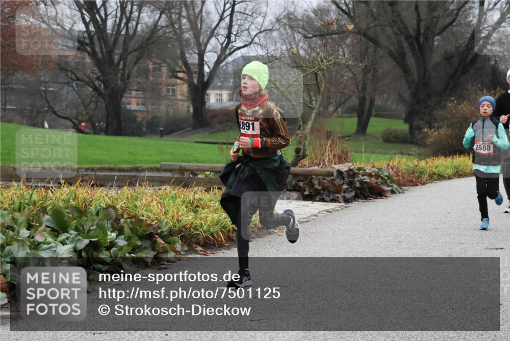 08.12.2024 - St. Pauli X-Mass-Run No. 14 Strokosch-Dieckow http://msf.ph/oto/7501125 08.12.2024 09:46:35 Laufen 14, 2891, 2588 meine-sportfotos.de