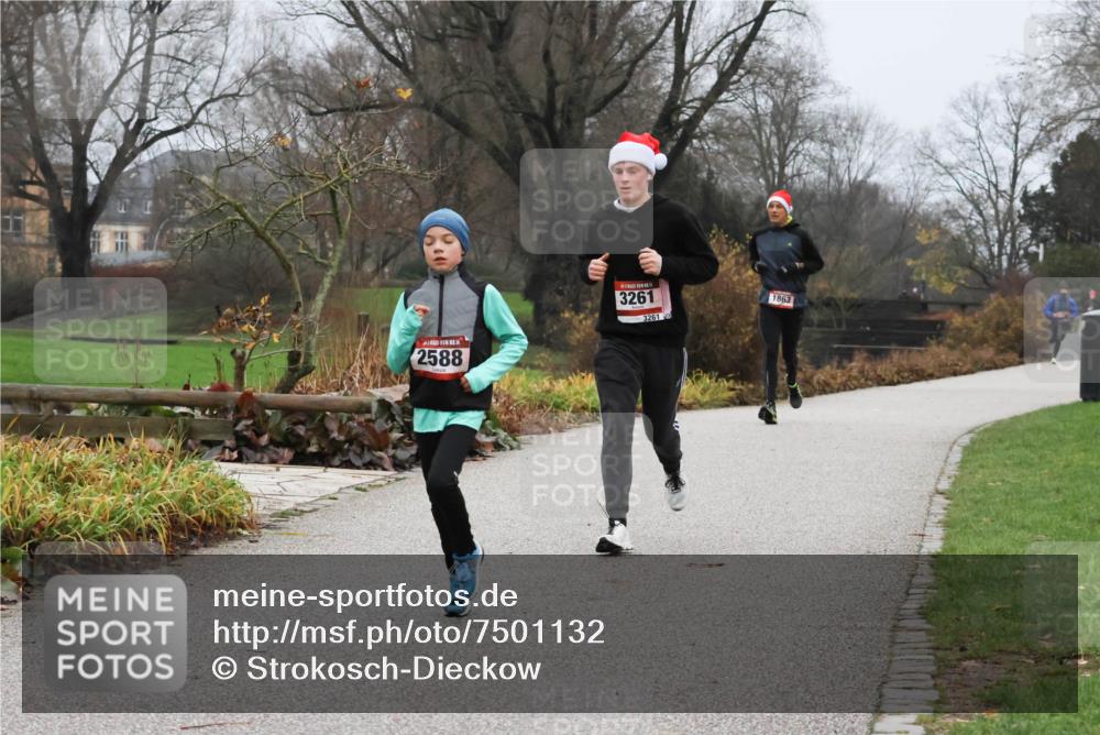 08.12.2024 - St. Pauli X-Mass-Run No. 14 Strokosch-Dieckow http://msf.ph/oto/7501132 08.12.2024 09:46:36 Laufen 14, 2588, 3261, 3261, 1863 meine-sportfotos.de