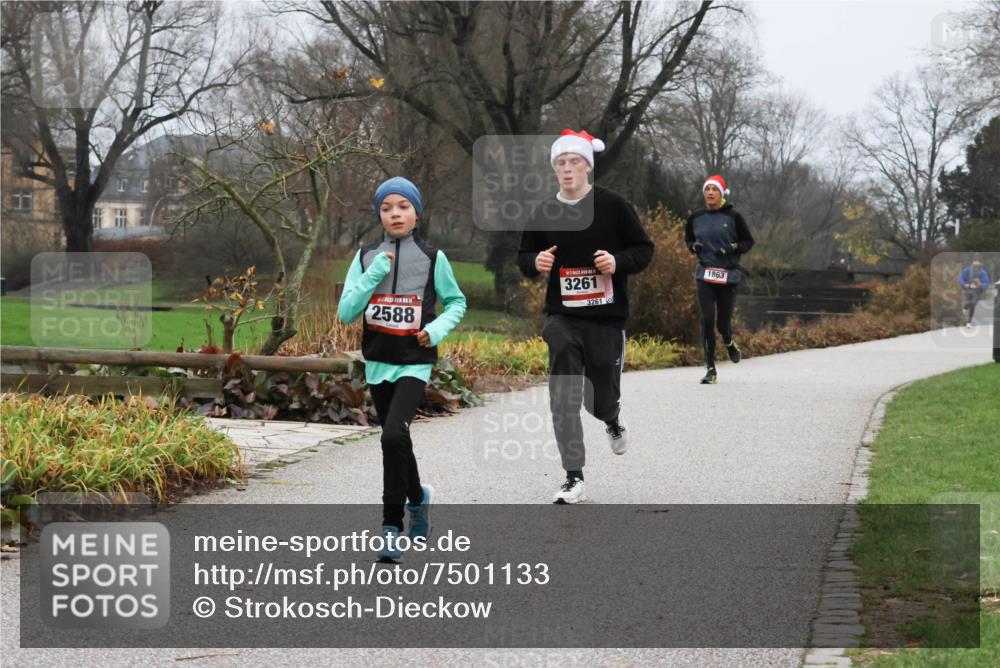 08.12.2024 - St. Pauli X-Mass-Run No. 14 Strokosch-Dieckow http://msf.ph/oto/7501133 08.12.2024 09:46:36 Laufen 14, 2588, 3261, 3261, 1863 meine-sportfotos.de