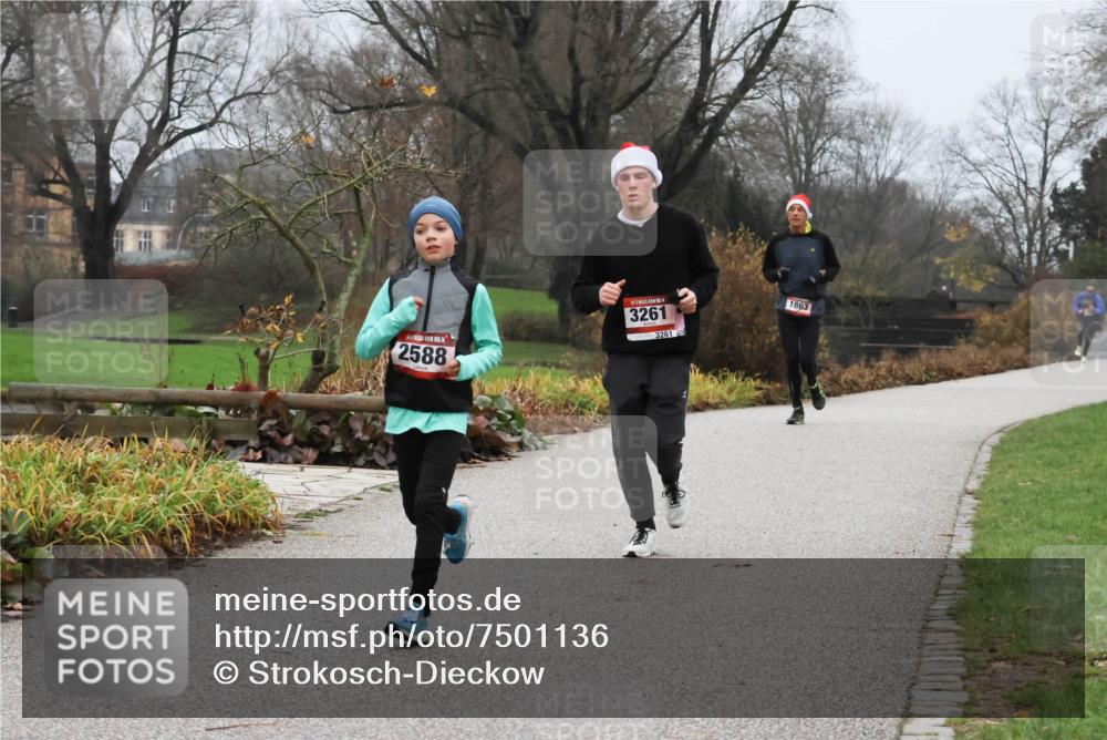 08.12.2024 - St. Pauli X-Mass-Run No. 14 Strokosch-Dieckow http://msf.ph/oto/7501136 08.12.2024 09:46:36 Laufen 2588, 3261, 3261, 1863 meine-sportfotos.de