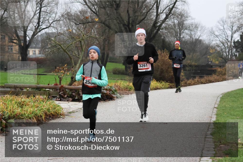 08.12.2024 - St. Pauli X-Mass-Run No. 14 Strokosch-Dieckow http://msf.ph/oto/7501137 08.12.2024 09:46:36 Laufen 258, 3261, 3261, 1863 meine-sportfotos.de