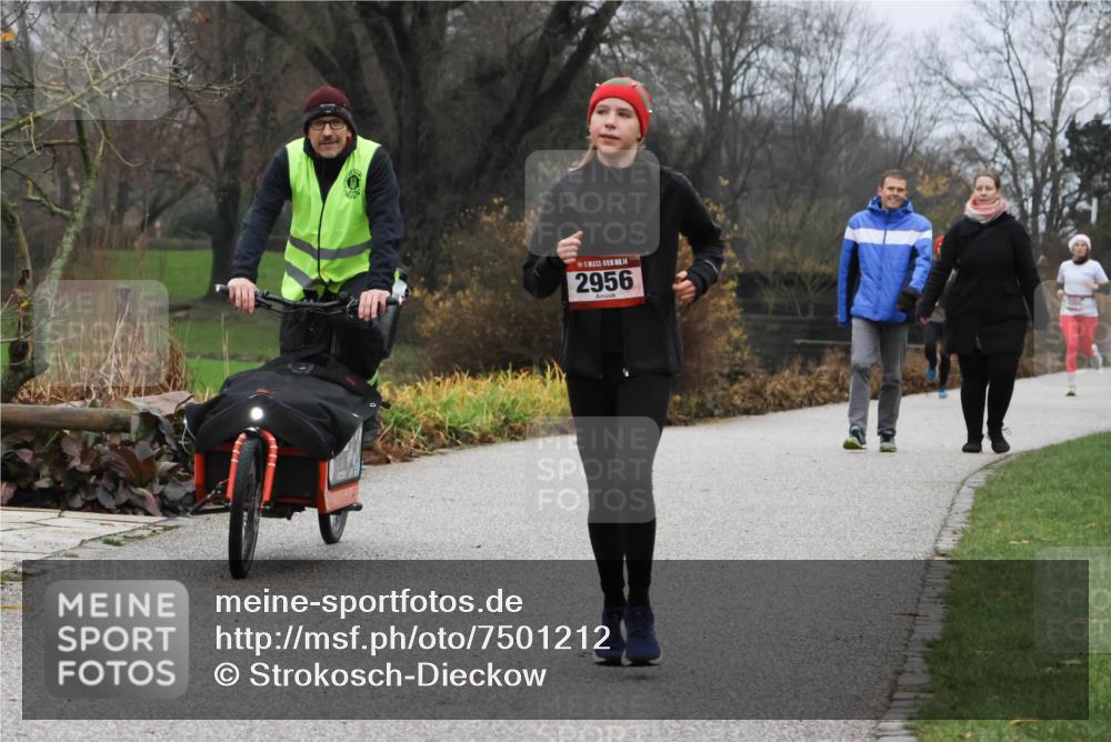 08.12.2024 - St. Pauli X-Mass-Run No. 14 Strokosch-Dieckow http://msf.ph/oto/7501212 08.12.2024 09:46:59 Laufen 2956, 1966 meine-sportfotos.de