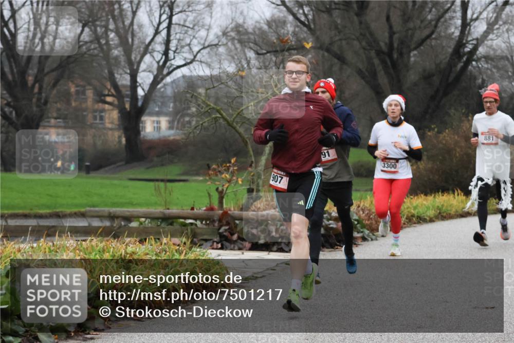 08.12.2024 - St. Pauli X-Mass-Run No. 14 Strokosch-Dieckow http://msf.ph/oto/7501217 08.12.2024 09:47:08 Laufen 907, 3300, 881 meine-sportfotos.de