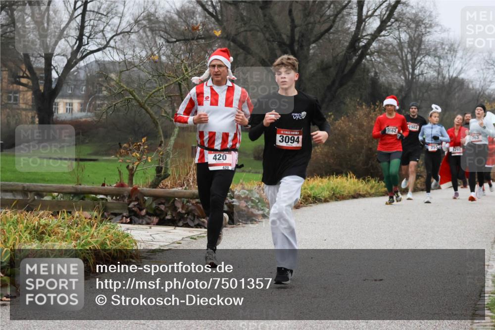 08.12.2024 - St. Pauli X-Mass-Run No. 14 Strokosch-Dieckow http://msf.ph/oto/7501357 08.12.2024 09:47:55 Laufen 420, 420, 3094, 1982, 162, 763, 755, 1291 meine-sportfotos.de