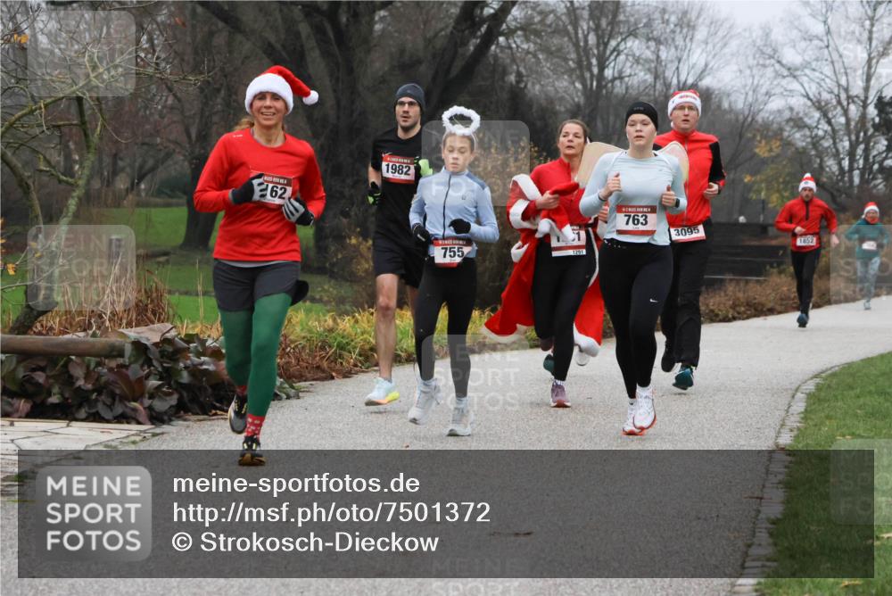 08.12.2024 - St. Pauli X-Mass-Run No. 14 Strokosch-Dieckow http://msf.ph/oto/7501372 08.12.2024 09:47:58 Laufen 62, 1982, 755, 1291, 763, 3095, 1852 meine-sportfotos.de