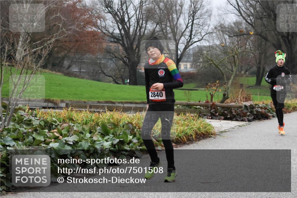 08.12.2024 - St. Pauli X-Mass-Run No. 14 Strokosch-Dieckow http://msf.ph/oto/7501508 08.12.2024 09:48:52 Laufen 2840, 2932 meine-sportfotos.de