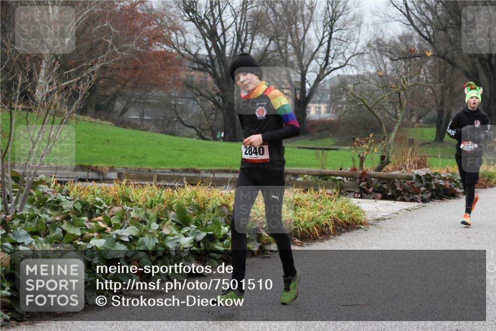 08.12.2024 - St. Pauli X-Mass-Run No. 14 Strokosch-Dieckow http://msf.ph/oto/7501510 08.12.2024 09:48:52 Laufen 2840, 2932 meine-sportfotos.de