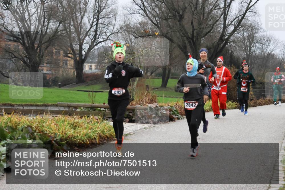 08.12.2024 - St. Pauli X-Mass-Run No. 14 Strokosch-Dieckow http://msf.ph/oto/7501513 08.12.2024 09:48:53 Laufen 2932, 2842, 2722, 904 meine-sportfotos.de
