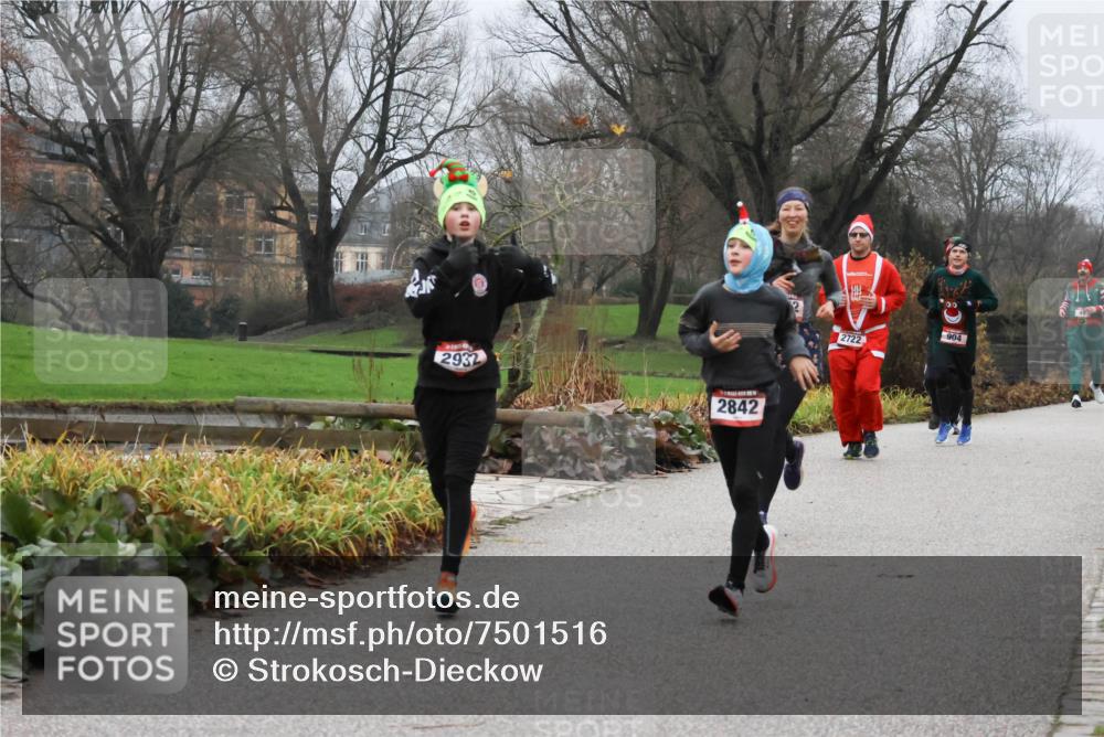 08.12.2024 - St. Pauli X-Mass-Run No. 14 Strokosch-Dieckow http://msf.ph/oto/7501516 08.12.2024 09:48:53 Laufen 2932, 2842, 2722, 904 meine-sportfotos.de