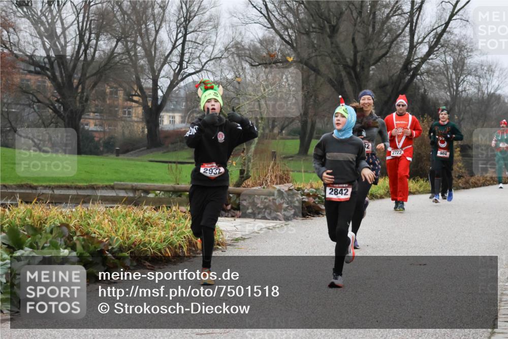 08.12.2024 - St. Pauli X-Mass-Run No. 14 Strokosch-Dieckow http://msf.ph/oto/7501518 08.12.2024 09:48:53 Laufen 2932, 2842, 32, 2722, 904 meine-sportfotos.de