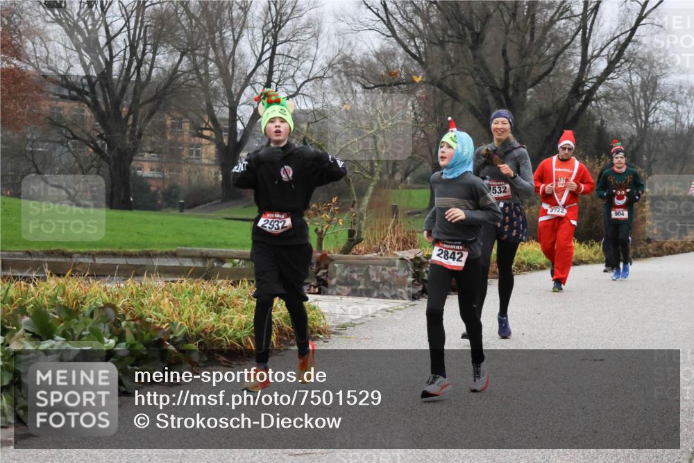 08.12.2024 - St. Pauli X-Mass-Run No. 14 Strokosch-Dieckow http://msf.ph/oto/7501529 08.12.2024 09:48:54 Laufen 2932, 2842, 532, 700, 2722, 904 meine-sportfotos.de