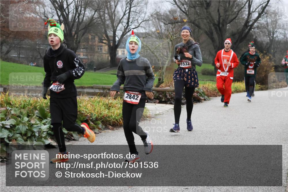 08.12.2024 - St. Pauli X-Mass-Run No. 14 Strokosch-Dieckow http://msf.ph/oto/7501536 08.12.2024 09:48:54 Laufen 2532, 14, 2842, 1532, 2722, 904 meine-sportfotos.de