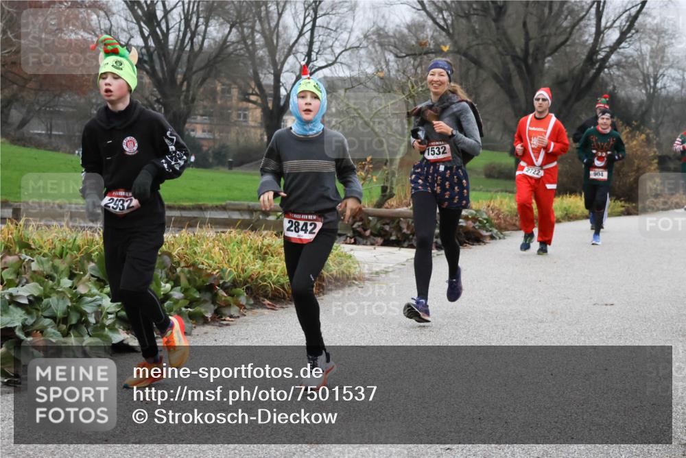08.12.2024 - St. Pauli X-Mass-Run No. 14 Strokosch-Dieckow http://msf.ph/oto/7501537 08.12.2024 09:48:54 Laufen 2932, 14, 2842, 1532, 2722, 904 meine-sportfotos.de